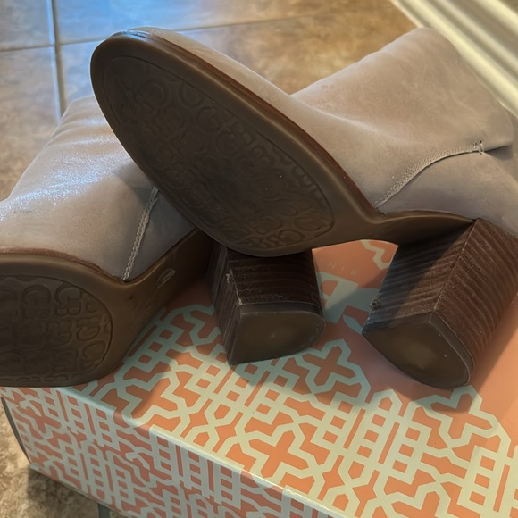 Women’s ankle boots in size 8 1/2. - Picture 8 of 9